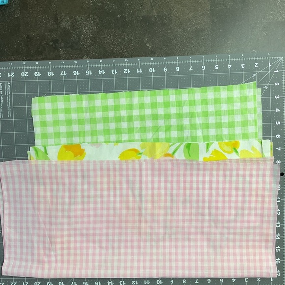 Vintage & reclaimed Vtg gingham tulip floral small fabric pack of 3 - Picture 2 of 4